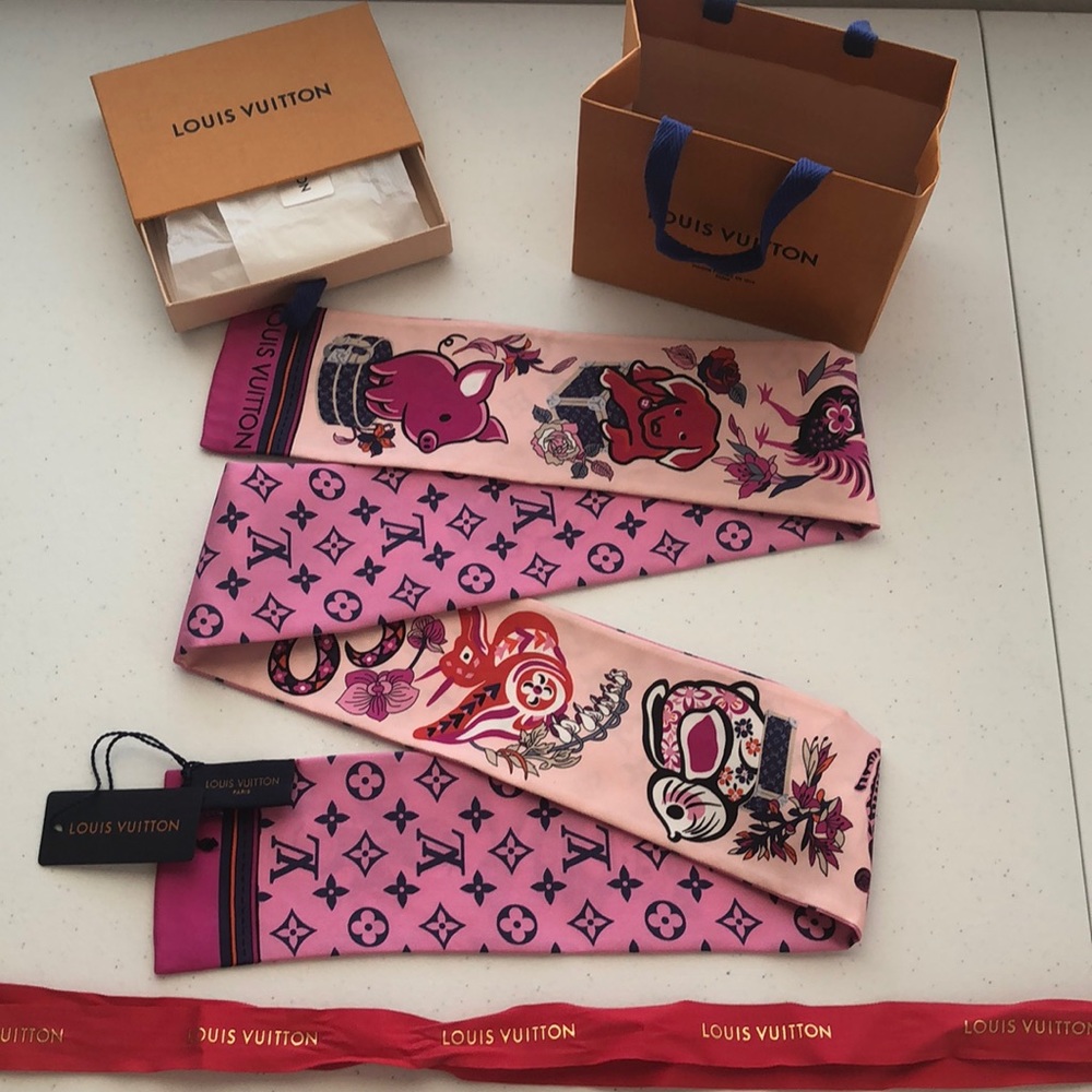 Louis Vuitton mini scarf in bright pinks!